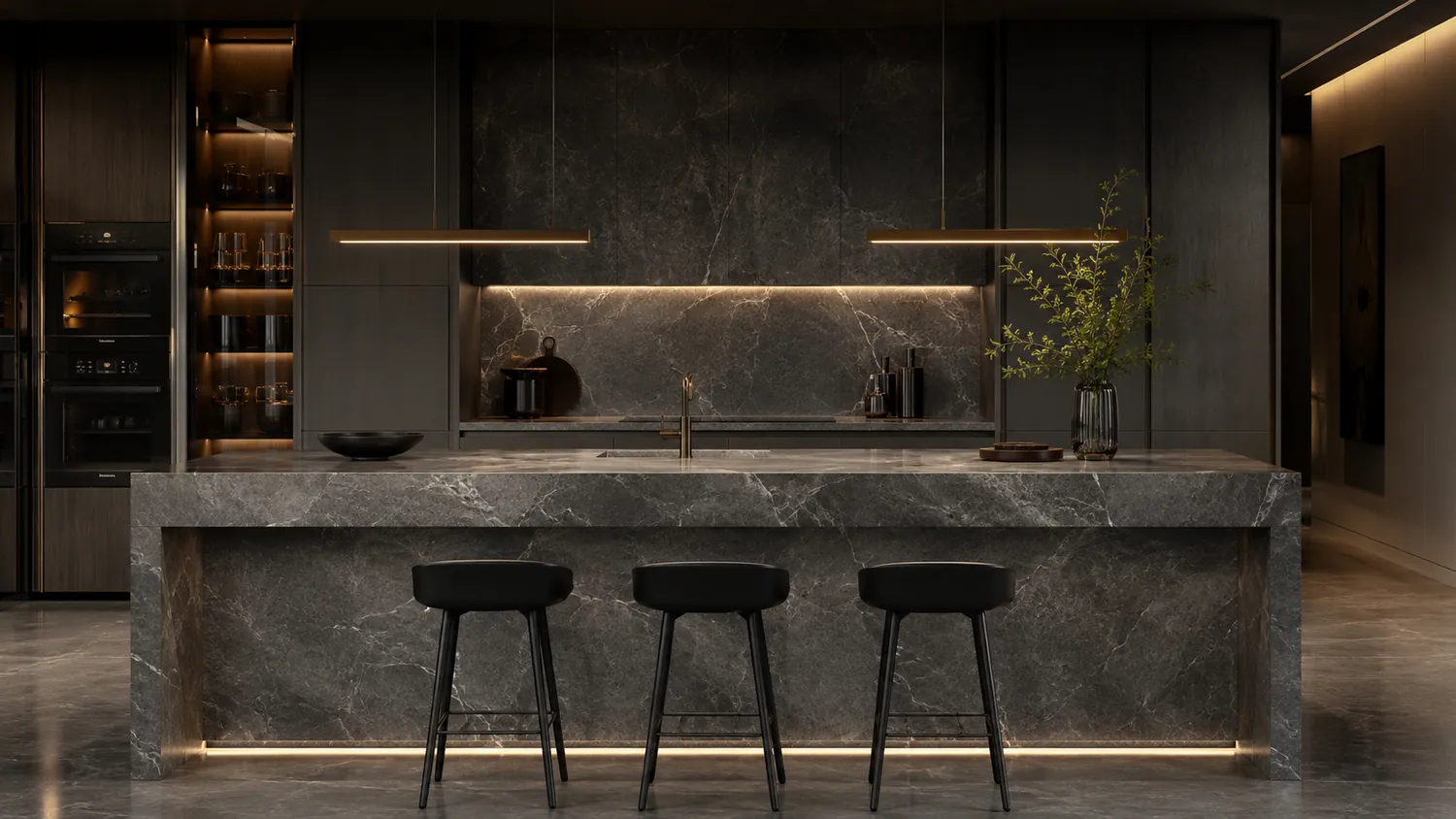 Cucina moderna con top e rivestimenti effetto pietra scura